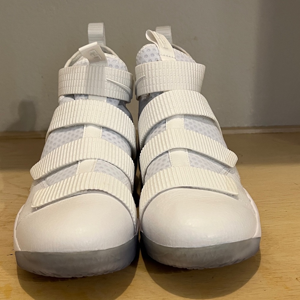 Nike Lebron James Soldier XI White/ Pure Platinum - Picture 2 of 5